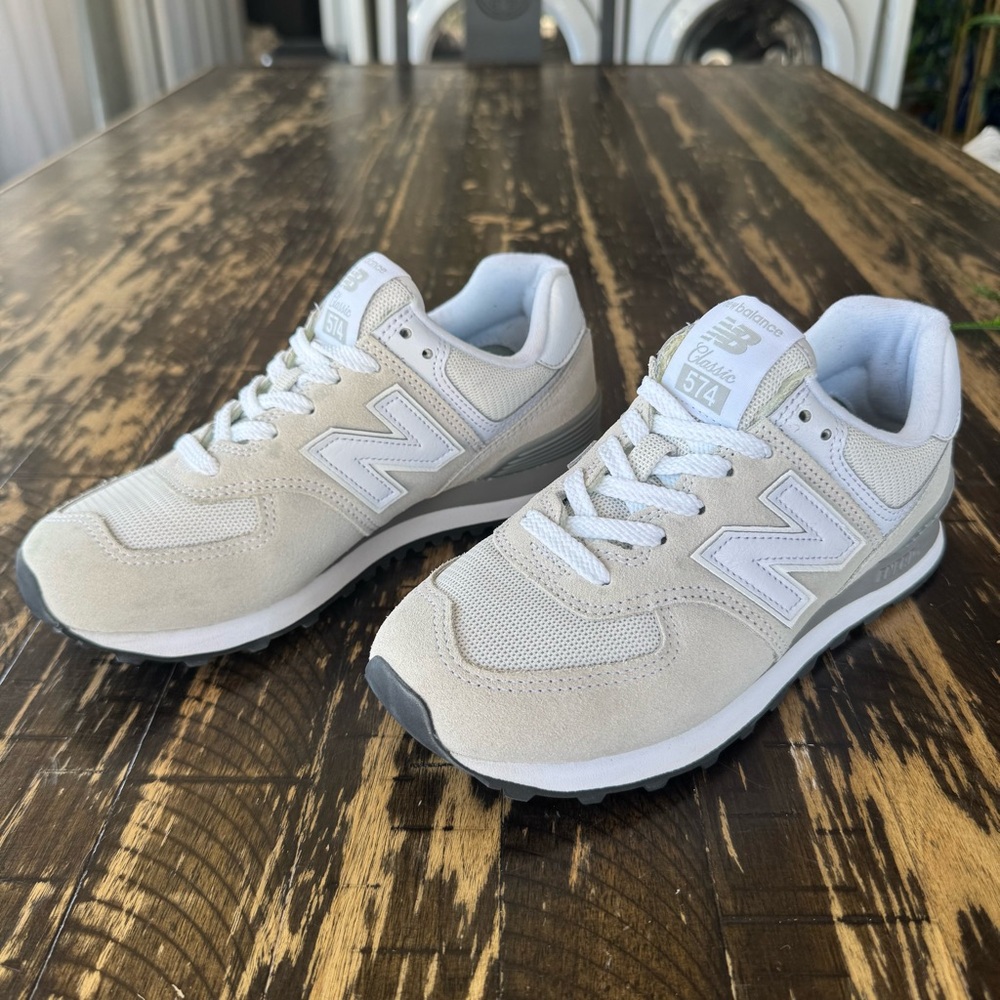 New Balance Women's Shoes in Cream and Gray